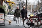 Amsterdam 18 november 2022
Frans Mulder met partner en hun hondje in Amsterdam zuid.