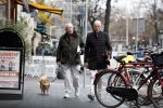 Amsterdam 18 november 2022
Frans Mulder met partner en hun hondje in Amsterdam zuid.