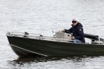 Amsterdam, 10 November 2022
Jeroen v d Boom vissend op de Amstel op zijn bootje