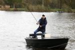 Amsterdam, 10 November 2022
Jeroen v d Boom vissend op de Amstel op zijn bootje