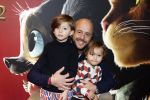 Amsterdam 10 december 2022
Premiere de gelaarsde kat in Pathe Arena . Jon Karthaus met zijn kinderen