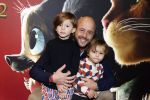 Amsterdam 10 december 2022
Premiere de gelaarsde kat in Pathe Arena . Jon Karthaus met zijn kinderen