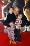 Amsterdam 10 december 2022
Premiere de gelaarsde kat in Pathe Arena . Jon Karthaus met zijn kinderen