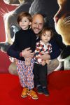 Amsterdam 10 december 2022
Premiere de gelaarsde kat in Pathe Arena . Jon Karthaus met zijn kinderen