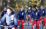 Zeist 14 november 2022
Het Nederlands vrouwen elftal vertrekt met fiets naar training onder leiding van Andries Jonker . KATJA SNOEIJS