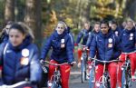 Zeist 14 november 2022
Het Nederlands vrouwen elftal vertrekt met fiets naar training onder leiding van Andries Jonker . KATJA SNOEIJS