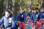Zeist 14 november 2022
Het Nederlands vrouwen elftal vertrekt met fiets naar training onder leiding van Andries Jonker . KATJA SNOEIJS