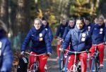 Zeist 14 november 2022
Het Nederlands vrouwen elftal vertrekt met fiets naar training onder leiding van Andries Jonker . KATJA SNOEIJS