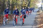 Zeist 14 november 2022
Het Nederlands vrouwen elftal vertrekt met fiets naar training onder leiding van Andries Jonker . Lieke Martens en Jackie Groenen