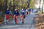 Zeist 14 november 2022
Het Nederlands vrouwen elftal vertrekt met fiets naar training onder leiding van Andries Jonker . Lieke Martens en Jackie Groenen