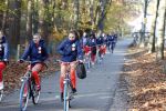 Zeist 14 november 2022
Het Nederlands vrouwen elftal vertrekt met fiets naar training onder leiding van Andries Jonker . Lieke Martens en Jackie Groenen