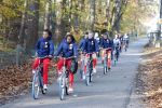 Zeist 14 november 2022
Het Nederlands vrouwen elftal vertrekt met fiets naar training onder leiding van Andries Jonker . Lineth Beerensteyn en Jancintha Weimar
