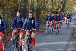 Zeist 14 november 2022
Het Nederlands vrouwen elftal vertrekt met fiets naar training onder leiding van Andries Jonker . Lize Kop