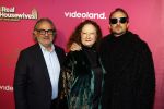 Amsterdam 22 november 2022
Presentatie Real Housewifes of Amsterdam in Hotel Krasnapolsky  van Videoland. Susanne Klibansky en Louis Klibansky met zijn ouders Leon Klibansky en Immechien Klibansky en broer Joseph Klibansky en partner Victoria Waldau