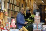 Amsterdam 26 november 2022
Signeersessie van Maarten Spanjer in Amsterdam zuid . Zijn (ex) vriendin is ook aanwezig