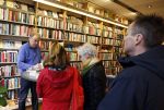 Amsterdam 26 november 2022
Signeersessie van Maarten Spanjer in Amsterdam zuid . Zijn (ex) vriendin is ook aanwezig