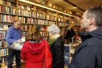 Amsterdam 26 november 2022
Signeersessie van Maarten Spanjer in Amsterdam zuid . Zijn (ex) vriendin is ook aanwezig