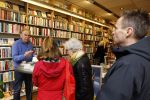 Amsterdam 26 november 2022
Signeersessie van Maarten Spanjer in Amsterdam zuid . Zijn (ex) vriendin is ook aanwezig