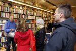 Amsterdam 26 november 2022
Signeersessie van Maarten Spanjer in Amsterdam zuid . Zijn (ex) vriendin is ook aanwezig