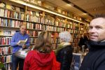 Amsterdam 26 november 2022
Signeersessie van Maarten Spanjer in Amsterdam zuid . Zijn (ex) vriendin is ook aanwezig
