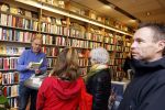 Amsterdam 26 november 2022
Signeersessie van Maarten Spanjer in Amsterdam zuid . Zijn (ex) vriendin is ook aanwezig