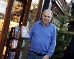 Amsterdam 26 november 2022
Maarten Spanjer met zijn nieuwe boek op de cornelis schuytstraat waar hij een signeersessie heeft.