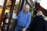 Amsterdam 26 november 2022
Maarten Spanjer met zijn nieuwe boek op de cornelis schuytstraat waar hij een signeersessie heeft.