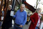 Amsterdam 26 november 2022
Maarten Spanjer met zijn nieuwe boek op de cornelis schuytstraat waar hij een signeersessie heeft.