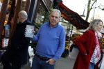 Amsterdam 26 november 2022
Maarten Spanjer met zijn nieuwe boek op de cornelis schuytstraat waar hij een signeersessie heeft.