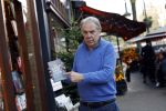 Amsterdam 26 november 2022
Maarten Spanjer met zijn nieuwe boek op de cornelis schuytstraat waar hij een signeersessie heeft.