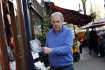 Amsterdam 26 november 2022
Maarten Spanjer met zijn nieuwe boek op de cornelis schuytstraat waar hij een signeersessie heeft.