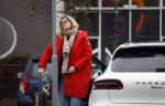 Eefde 3 december 2022
Martha Riemsma de vriendin van Matthijs v Nieuwkerk doet boodschappen bij de Albert Heijn. Daarn rijdt ze naar het huis van Matthijs waar Matthijs helpt met de boodschappen uit de Porsche Macan halen .