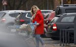 Eefde 3 december 2022
Martha Riemsma de vriendin van Matthijs v Nieuwkerk doet boodschappen bij de Albert Heijn. Daarn rijdt ze naar het huis van Matthijs waar Matthijs helpt met de boodschappen uit de Porsche Macan halen .