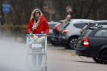 Eefde 3 december 2022
Martha Riemsma de vriendin van Matthijs v Nieuwkerk doet boodschappen bij de Albert Heijn. Daarn rijdt ze naar het huis van Matthijs waar Matthijs helpt met de boodschappen uit de Porsche Macan halen .