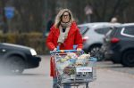 Eefde 3 december 2022
Martha Riemsma de vriendin van Matthijs v Nieuwkerk doet boodschappen bij de Albert Heijn. Daarn rijdt ze naar het huis van Matthijs waar Matthijs helpt met de boodschappen uit de Porsche Macan halen .