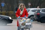 Eefde 3 december 2022
Martha Riemsma de vriendin van Matthijs v Nieuwkerk doet boodschappen bij de Albert Heijn. Daarn rijdt ze naar het huis van Matthijs waar Matthijs helpt met de boodschappen uit de Porsche Macan halen .