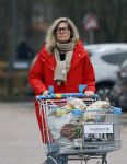 Eefde 3 december 2022
Martha Riemsma de vriendin van Matthijs v Nieuwkerk doet boodschappen bij de Albert Heijn. Daarn rijdt ze naar het huis van Matthijs waar Matthijs helpt met de boodschappen uit de Porsche Macan halen .