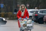Eefde 3 december 2022
Martha Riemsma de vriendin van Matthijs v Nieuwkerk doet boodschappen bij de Albert Heijn. Daarn rijdt ze naar het huis van Matthijs waar Matthijs helpt met de boodschappen uit de Porsche Macan halen .