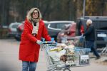 Eefde 3 december 2022
Martha Riemsma de vriendin van Matthijs v Nieuwkerk doet boodschappen bij de Albert Heijn. Daarn rijdt ze naar het huis van Matthijs waar Matthijs helpt met de boodschappen uit de Porsche Macan halen .