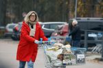 Eefde 3 december 2022
Martha Riemsma de vriendin van Matthijs v Nieuwkerk doet boodschappen bij de Albert Heijn. Daarn rijdt ze naar het huis van Matthijs waar Matthijs helpt met de boodschappen uit de Porsche Macan halen .