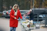Eefde 3 december 2022
Martha Riemsma de vriendin van Matthijs v Nieuwkerk doet boodschappen bij de Albert Heijn. Daarn rijdt ze naar het huis van Matthijs waar Matthijs helpt met de boodschappen uit de Porsche Macan halen .