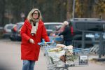 Eefde 3 december 2022
Martha Riemsma de vriendin van Matthijs v Nieuwkerk doet boodschappen bij de Albert Heijn. Daarn rijdt ze naar het huis van Matthijs waar Matthijs helpt met de boodschappen uit de Porsche Macan halen .