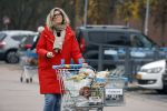 Eefde 3 december 2022
Martha Riemsma de vriendin van Matthijs v Nieuwkerk doet boodschappen bij de Albert Heijn. Daarn rijdt ze naar het huis van Matthijs waar Matthijs helpt met de boodschappen uit de Porsche Macan halen .