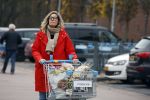 Eefde 3 december 2022
Martha Riemsma de vriendin van Matthijs v Nieuwkerk doet boodschappen bij de Albert Heijn. Daarn rijdt ze naar het huis van Matthijs waar Matthijs helpt met de boodschappen uit de Porsche Macan halen .