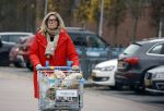 Eefde 3 december 2022
Martha Riemsma de vriendin van Matthijs v Nieuwkerk doet boodschappen bij de Albert Heijn. Daarn rijdt ze naar het huis van Matthijs waar Matthijs helpt met de boodschappen uit de Porsche Macan halen .