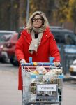 Eefde 3 december 2022
Martha Riemsma de vriendin van Matthijs v Nieuwkerk doet boodschappen bij de Albert Heijn. Daarn rijdt ze naar het huis van Matthijs waar Matthijs helpt met de boodschappen uit de Porsche Macan halen .