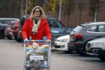 Eefde 3 december 2022
Martha Riemsma de vriendin van Matthijs v Nieuwkerk doet boodschappen bij de Albert Heijn. Daarn rijdt ze naar het huis van Matthijs waar Matthijs helpt met de boodschappen uit de Porsche Macan halen .