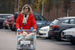 Eefde 3 december 2022
Martha Riemsma de vriendin van Matthijs v Nieuwkerk doet boodschappen bij de Albert Heijn. Daarn rijdt ze naar het huis van Matthijs waar Matthijs helpt met de boodschappen uit de Porsche Macan halen .