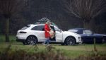 Eefde 3 december 2022
Martha Riemsma de vriendin van Matthijs v Nieuwkerk doet boodschappen bij de Albert Heijn. Daarn rijdt ze naar het huis van Matthijs waar Matthijs helpt met de boodschappen uit de Porsche Macan halen .