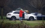 Eefde 3 december 2022
Martha Riemsma de vriendin van Matthijs v Nieuwkerk doet boodschappen bij de Albert Heijn. Daarn rijdt ze naar het huis van Matthijs waar Matthijs helpt met de boodschappen uit de Porsche Macan halen .
